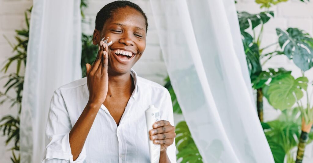 乾燥や肌荒れから解放され、うるおいのある美肌になった女性の笑顔のイメージ画像。