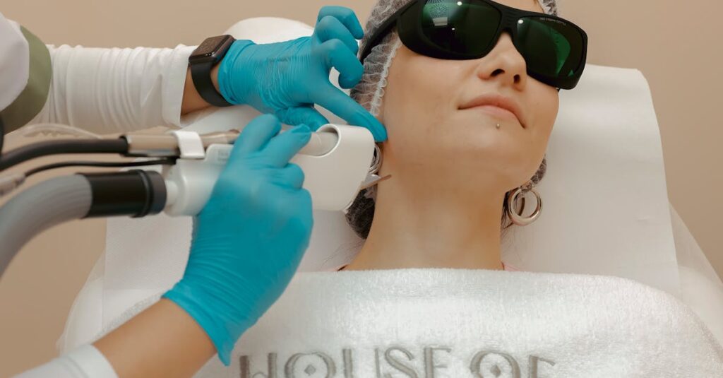 美容皮膚科でのレーザー治療や光治療によるシミ改善の様子を表現したイメージ画像