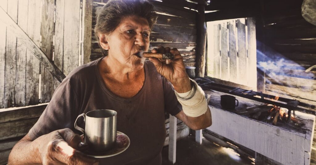 老け見えの原因となるNG習慣（猫背・無表情・栄養不足など）を避ける女性