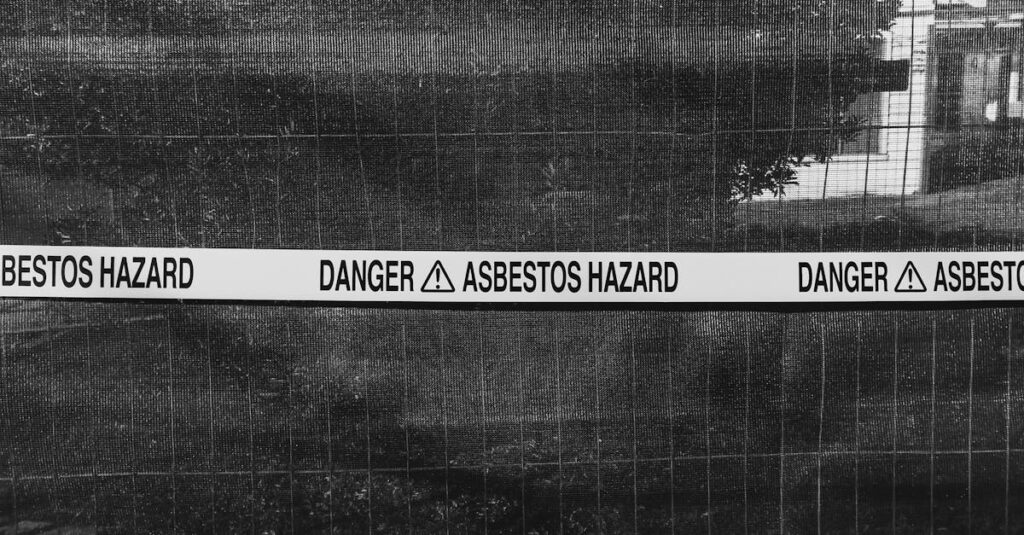 美容医療における顔のたるみ施術の副作用や注意点を示す図解