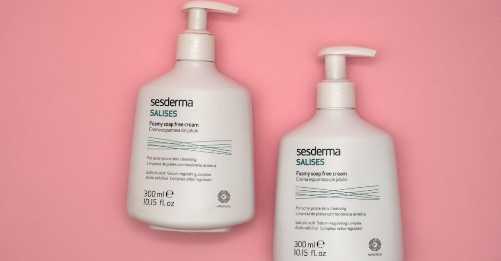 ニキビを悪化させる間違ったスキンケアや生活習慣を行う人のイメージ。無意識の落とし穴に注意を促す。