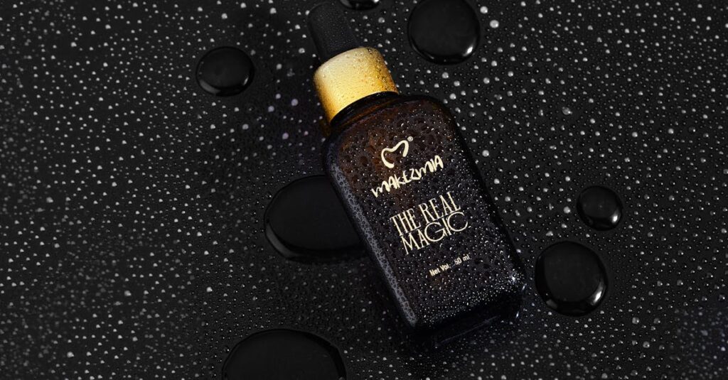 高級感のあるパッケージながら手が届く価格帯のスキンケア製品が並ぶイメージ画像。