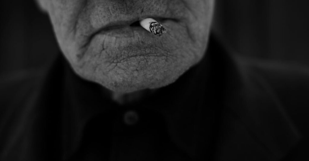 老け見えの原因となるNG習慣（猫背・無表情・栄養不足など）を避ける女性