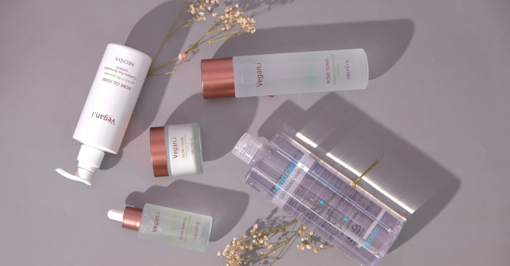 保湿成分のCICAやセラミド、ナイアシンアミドなどが描かれた美容液成分のイメージ図。