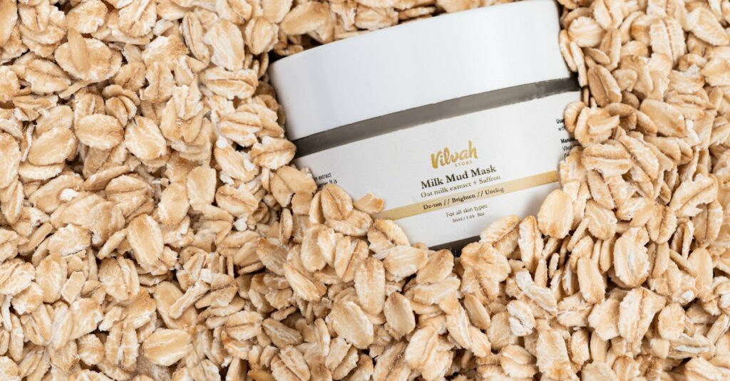 保湿成分のCICAやセラミド、ナイアシンアミドなどが描かれた美容液成分のイメージ図。