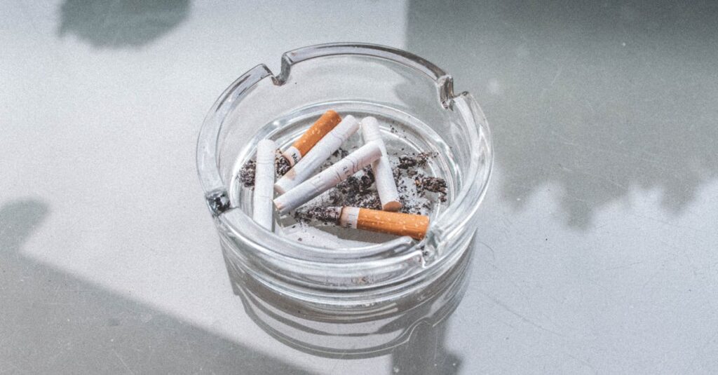 老け見えの原因となるNG習慣（猫背・無表情・栄養不足など）を避ける女性