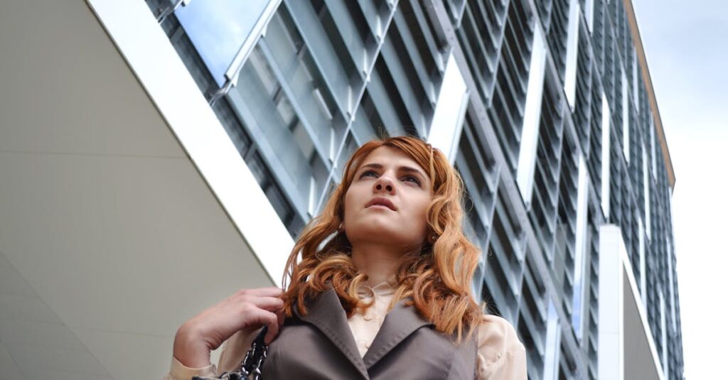 若く見えるファッションと色使いで顔のたるみをカバーするコーディネート