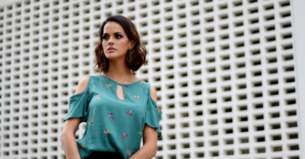 若く見えるファッションと色使いで顔のたるみをカバーするコーディネート