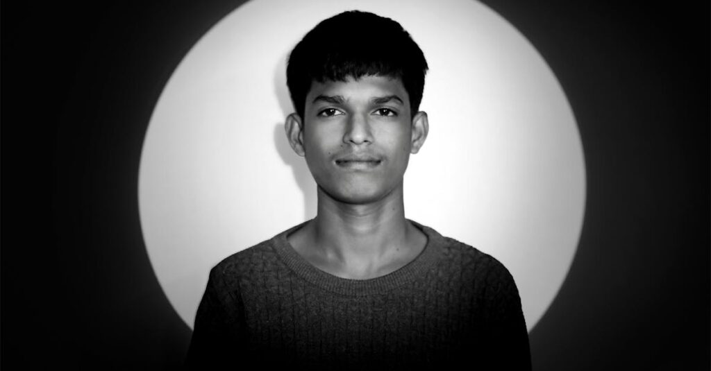 顔のたるみの原因を示す皮膚、骨、筋肉、脂肪の図解