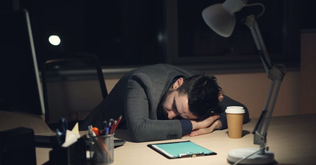 睡眠不足とストレスによって肌に悪影響が出ている女性のイメージ画像