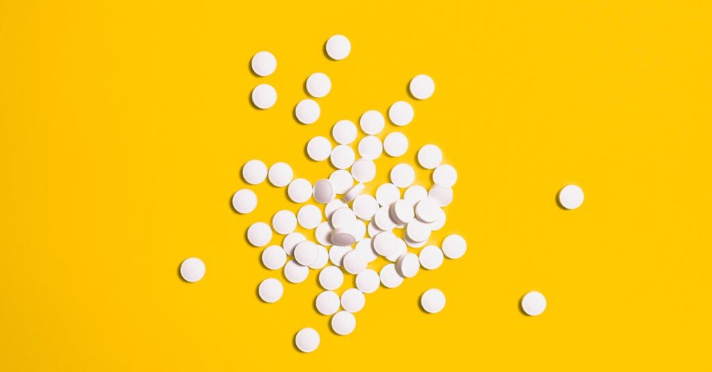 市販薬と医師の処方薬の違いを比較しているシミ治療の選択イメージ