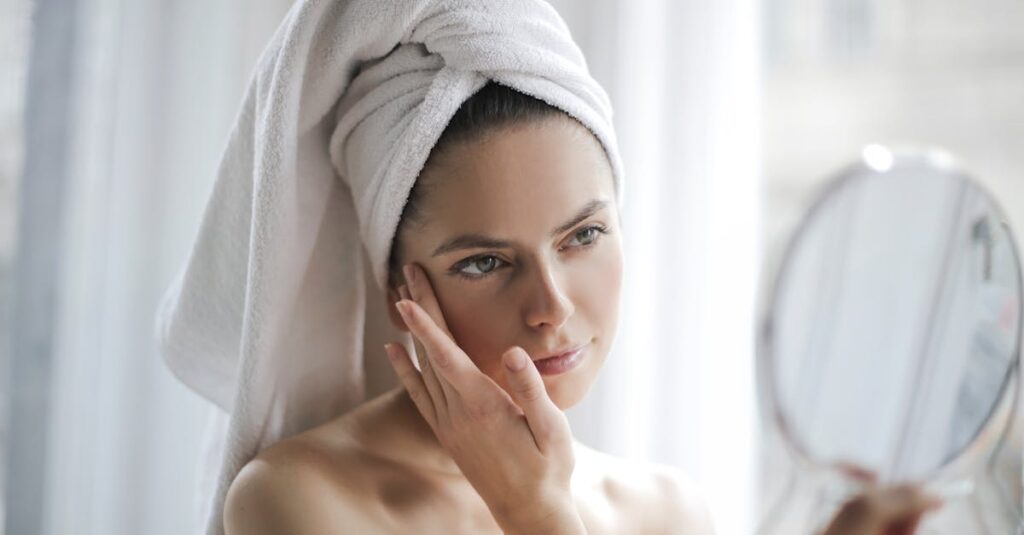 20代女性が顔のたるみ予防ケアをしているイメージ