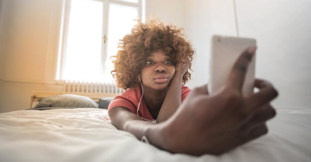 スマホや枕カバーの汚れが大人ニキビの原因になることを示すイラスト