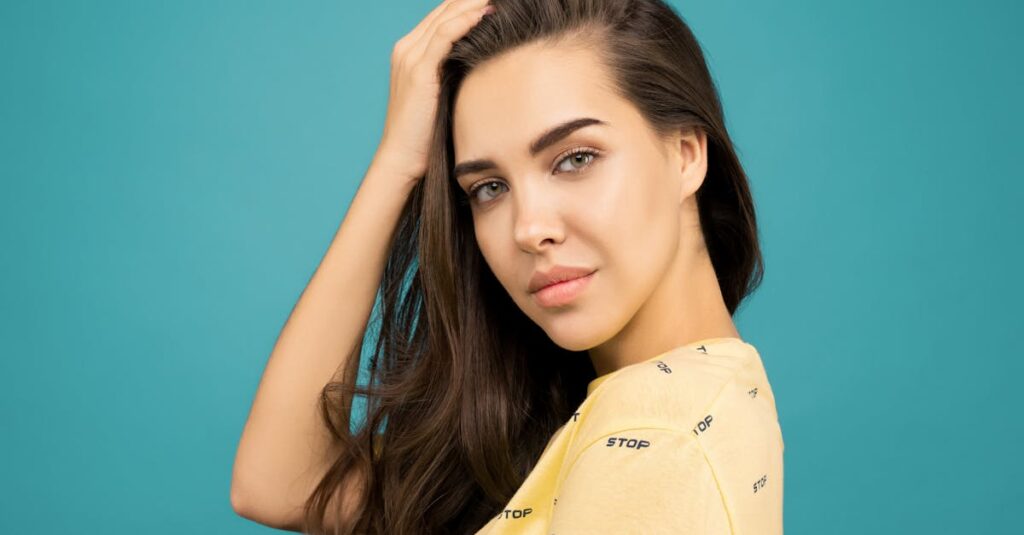 顔のたるみを目立たなくする若見えヘアスタイルの例