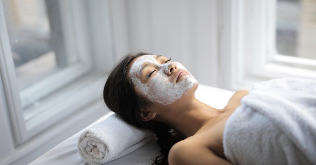 顔のたるみに即効性があるマッサージを行う女性の手順