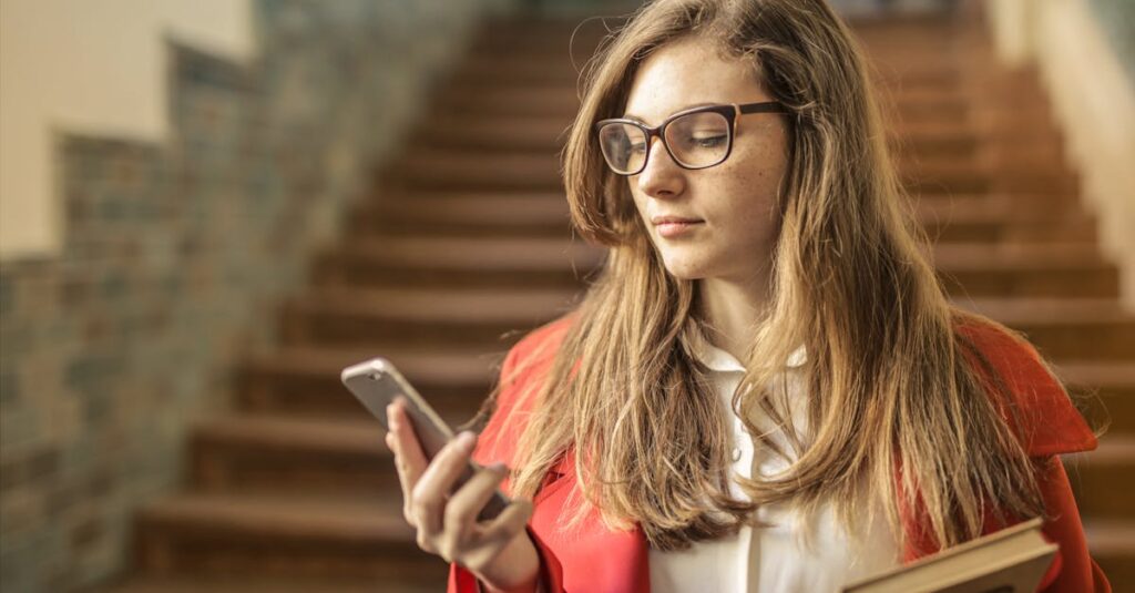 美容液を使う女性が手のひらで頬を包み込むようにケアしている様子。使用感のやさしさが伝わる。