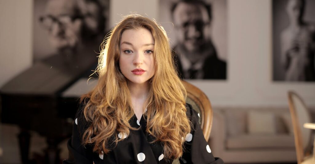 若く見えるファッションと色使いで顔のたるみをカバーするコーディネート