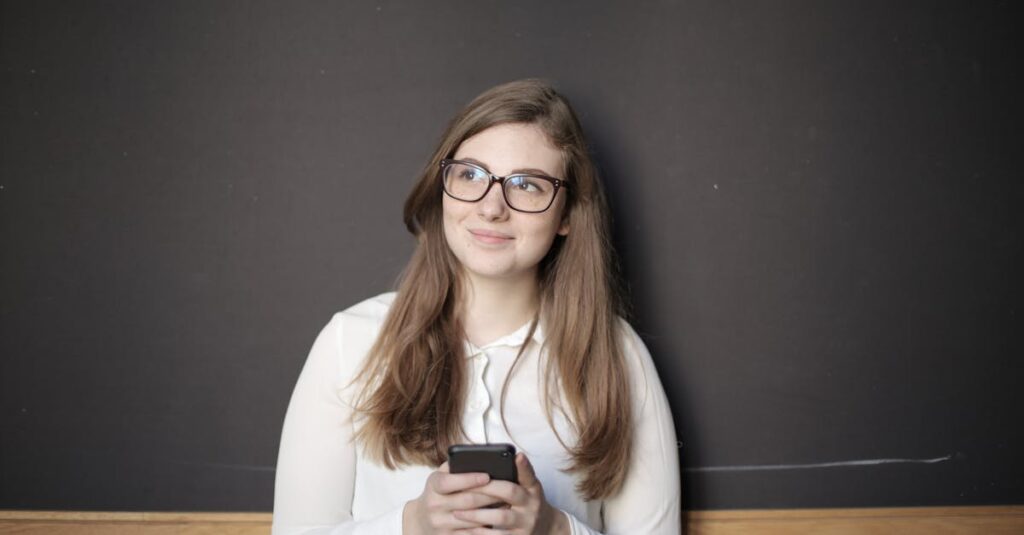 若く見えるファッションと色使いで顔のたるみをカバーするコーディネート