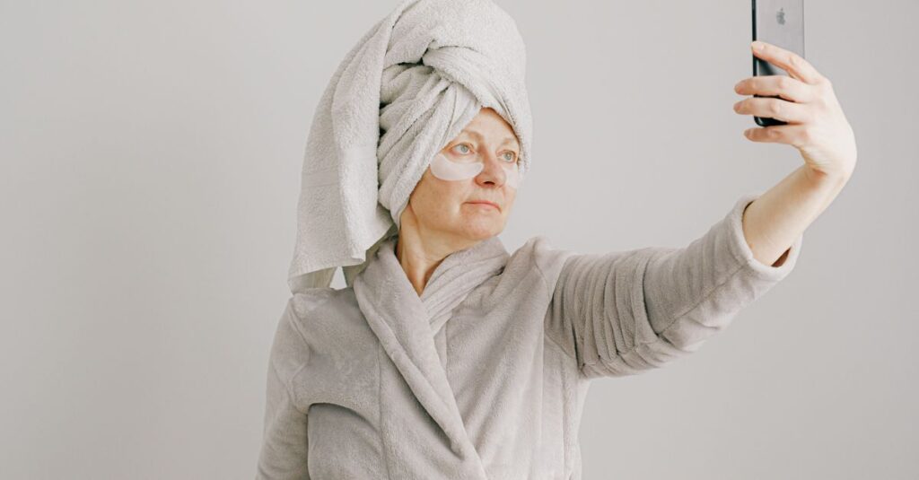 50代以上の女性がたるみケアとリフトアップに取り組むイメージ
