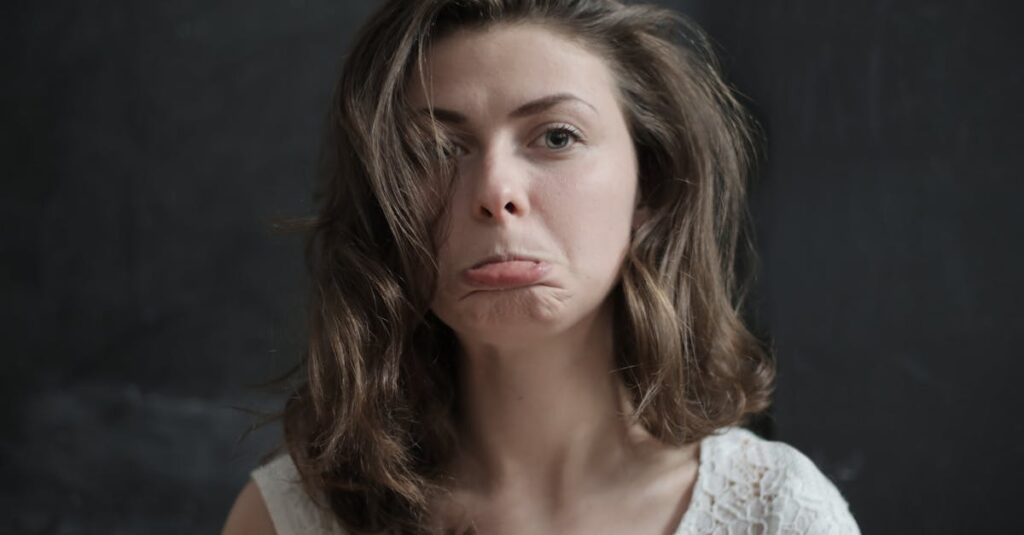 顔のたるみの原因を示す皮膚、骨、筋肉、脂肪の図解