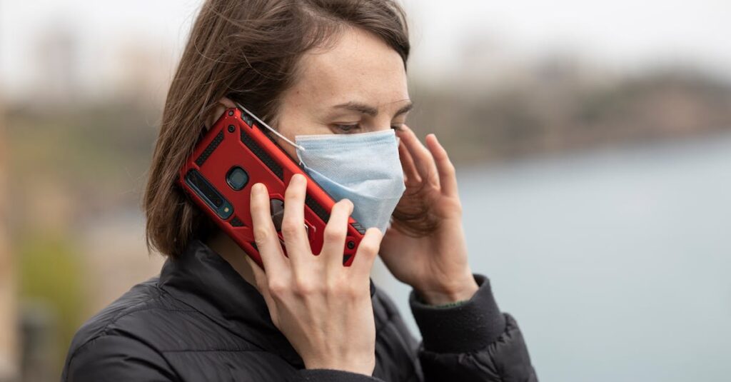 大人ニキビに影響を与える接触物のイラスト例（枕、マスク、スマホなど）