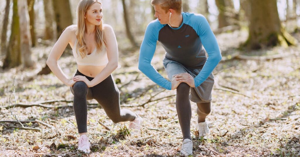 姿勢を整え笑顔で過ごすことによるたるみ改善効果を示す女性のイラスト