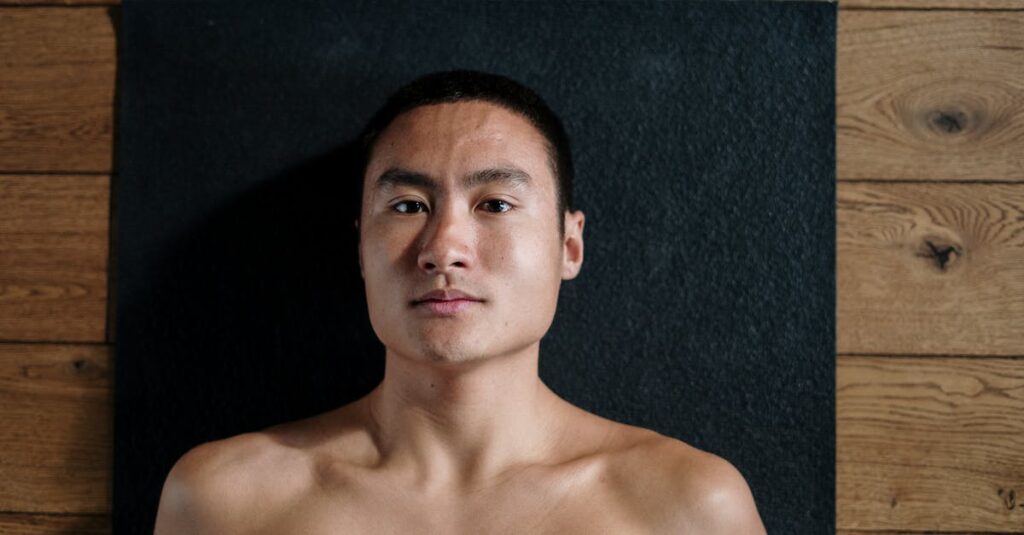 顔のたるみに効く表情筋エクササイズをする女性の様子