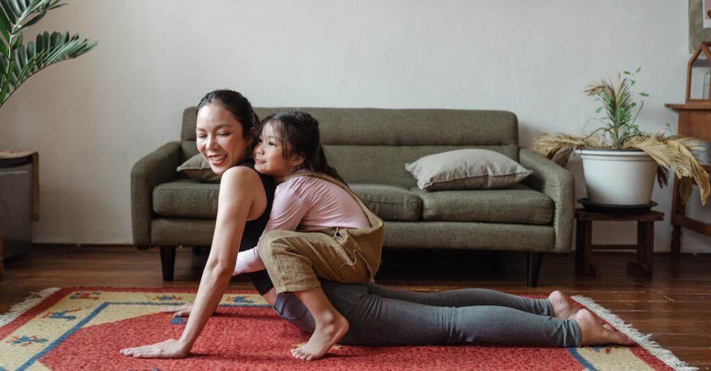 姿勢を整え笑顔で過ごすことによるたるみ改善効果を示す女性のイラスト