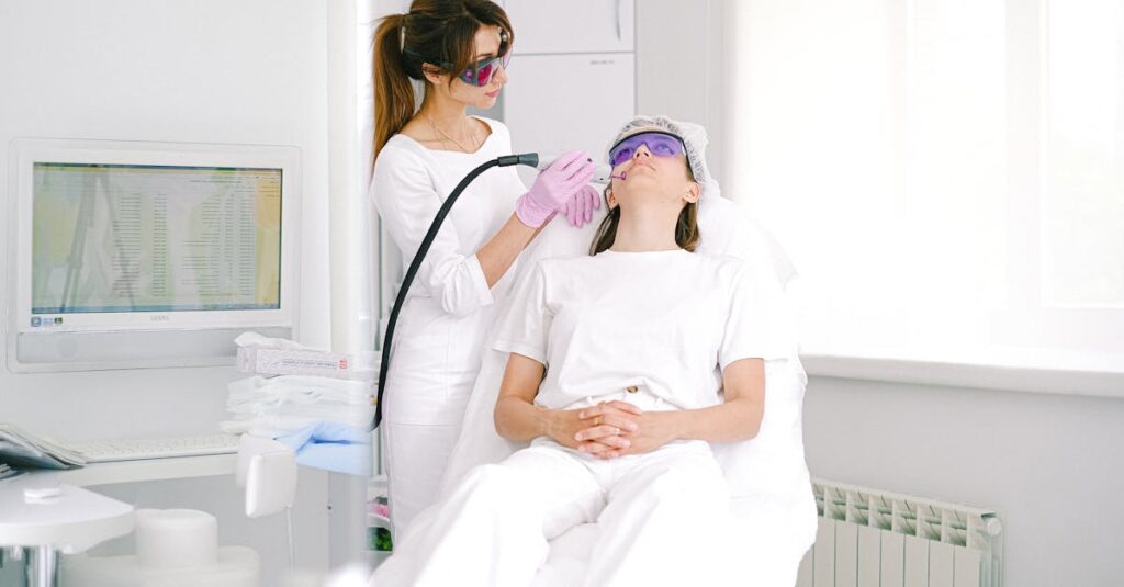 医療用スキンケアと市販スキンケア製品の成分や効果の違いを比較した図