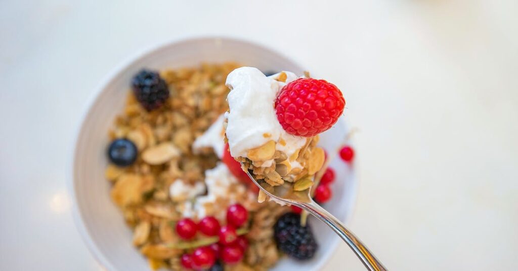 糖質や乳製品が大人ニキビを悪化させるメカニズムを説明した図