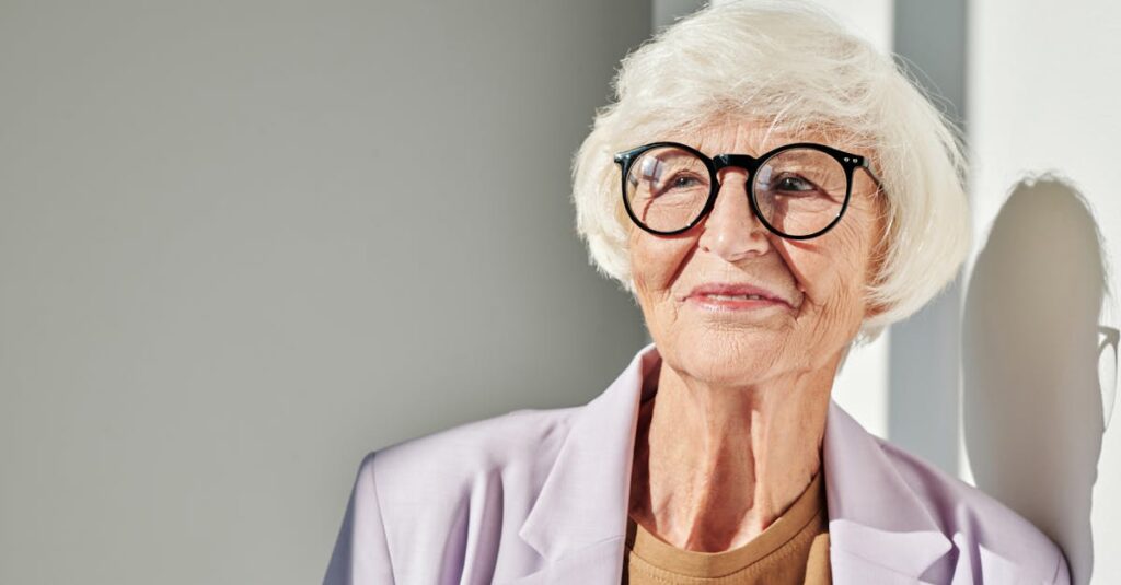 40代女性が顔のたるみをケアする様子とその改善方法