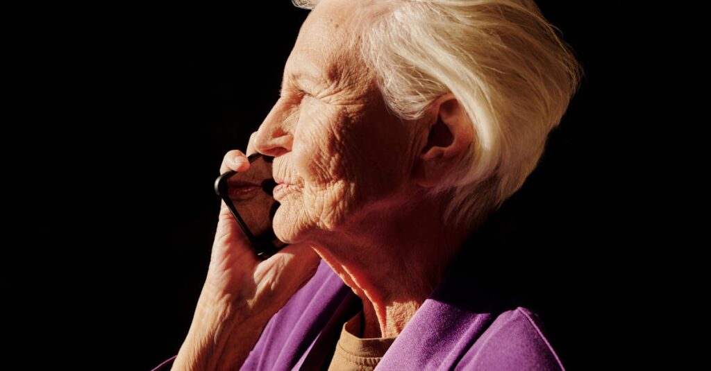 50代以上の女性がたるみケアとリフトアップに取り組むイメージ