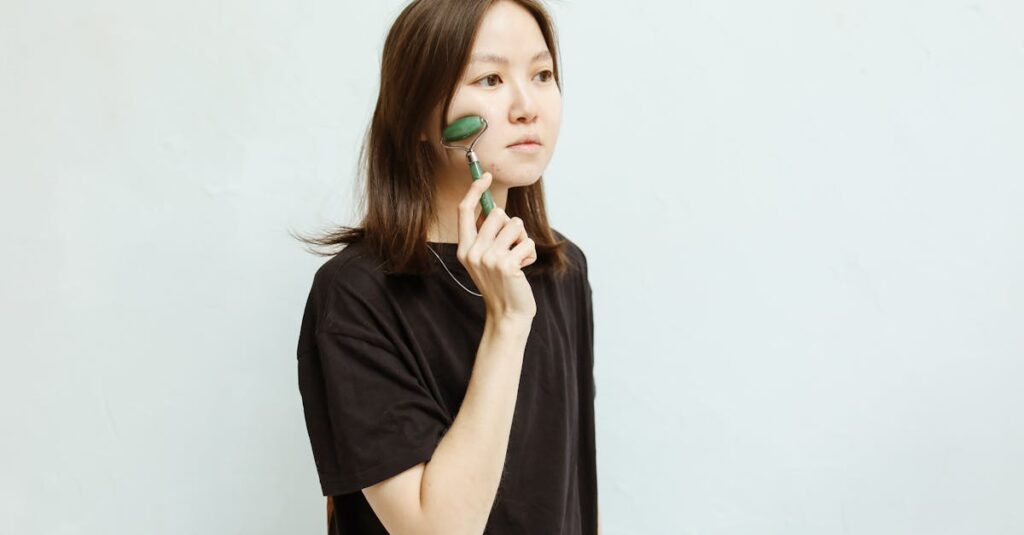 20代女性が顔のたるみ予防ケアをしているイメージ
