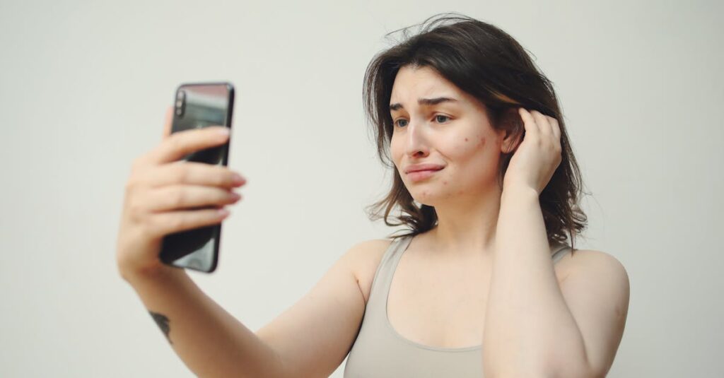 ニキビを悪化させる間違ったスキンケアや生活習慣を行う人のイメージ。無意識の落とし穴に注意を促す。