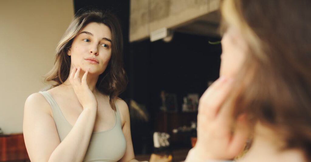 顔のたるみを防ぐために1日1分から始められる習慣を実践する女性