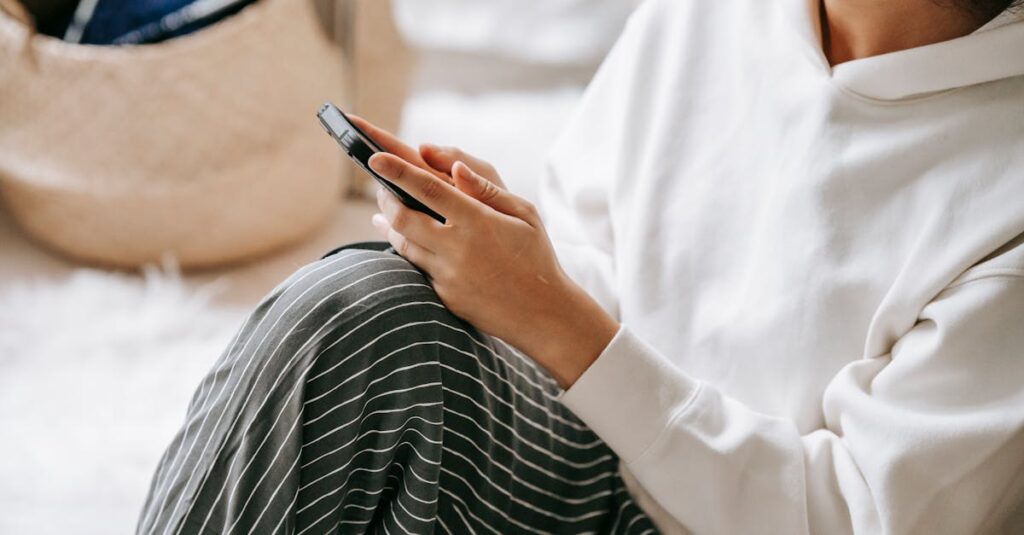 導入美容液とシートマスクを使った美白スキンケアの方法を示すイメージ画像