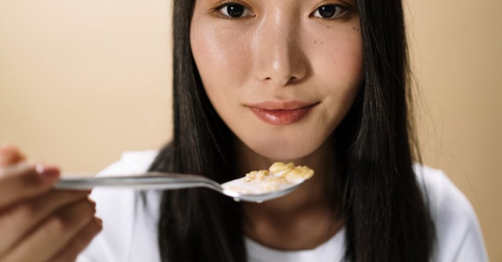 顔のたるみ予防に役立つ生活習慣を実践する女性のイメージ