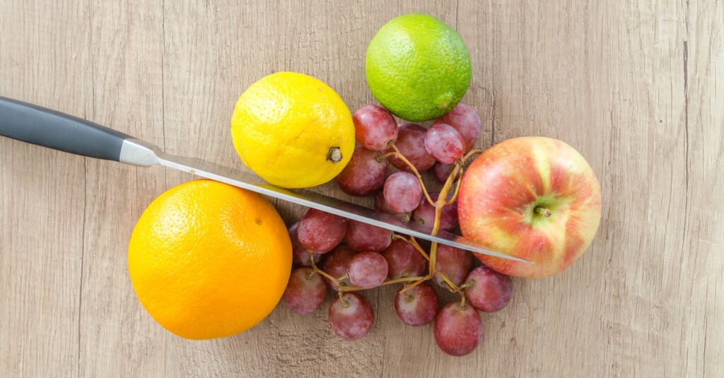 ビタミンCとEを多く含む食品と食事のイメージ(果物、野菜、ナッツなど)