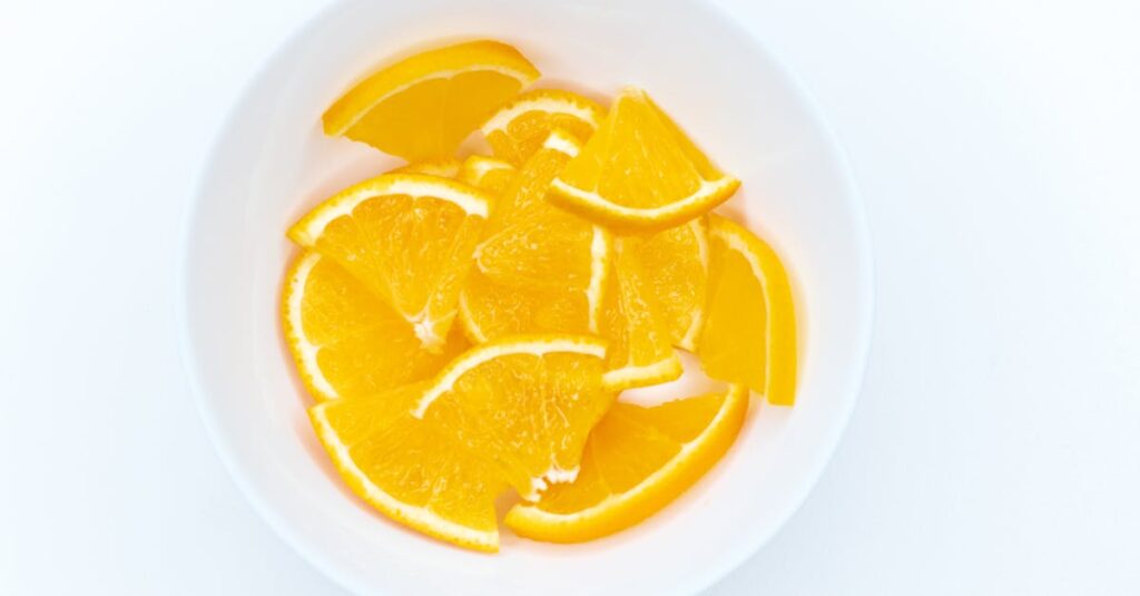 ビタミンCとEを多く含む食品と食事のイメージ(果物、野菜、ナッツなど)