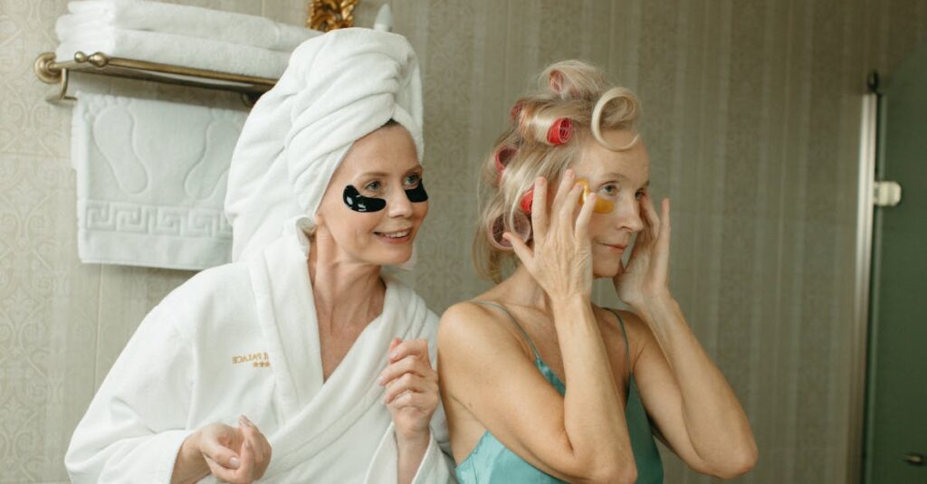 50代以上の女性がたるみケアとリフトアップに取り組むイメージ