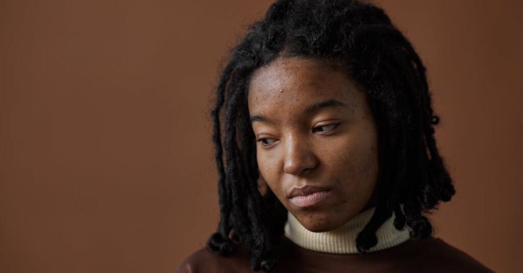 ホルモンバランスの乱れと大人ニキビの関係を示す女性のイラスト