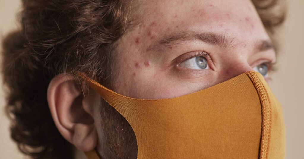 スマホや枕カバーの汚れが大人ニキビの原因になることを示すイラスト