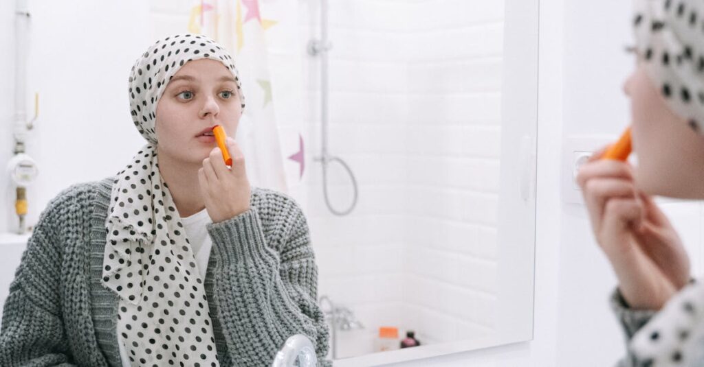 医療用スキンケアと市販スキンケア製品の成分や効果の違いを比較した図