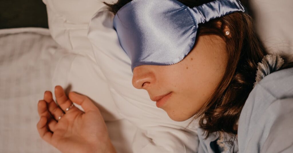 メイクを落とさず寝ることで大人ニキビが悪化する仕組みを示す図解