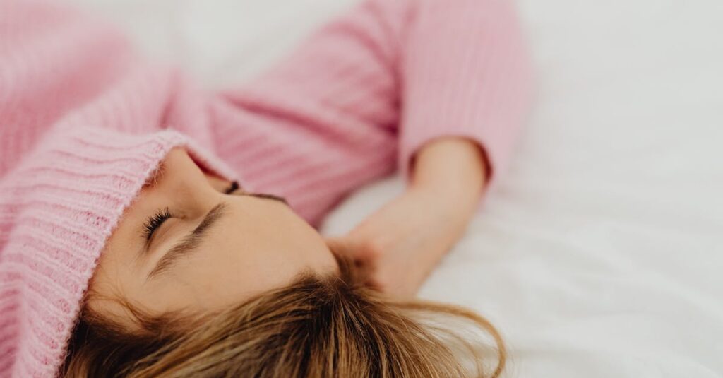 睡眠不足が大人ニキビの原因になることを示す図解