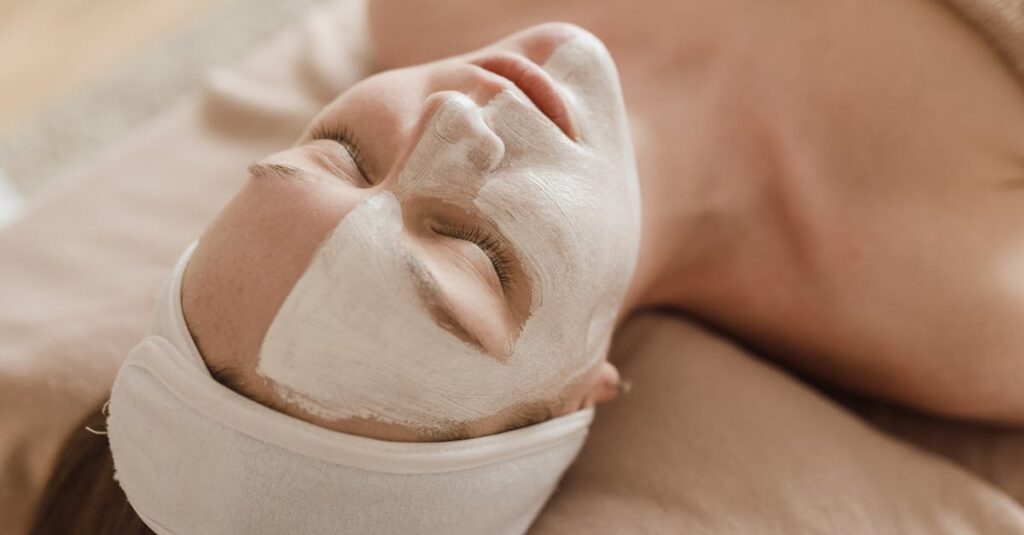 美容医療と自宅ケアを組み合わせてシミ対策をする女性のイメージ画像