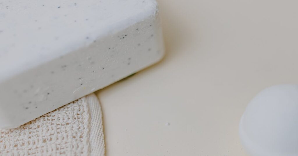 大人ニキビを悪化させないクレンジングの方法と製品の違いを解説する図