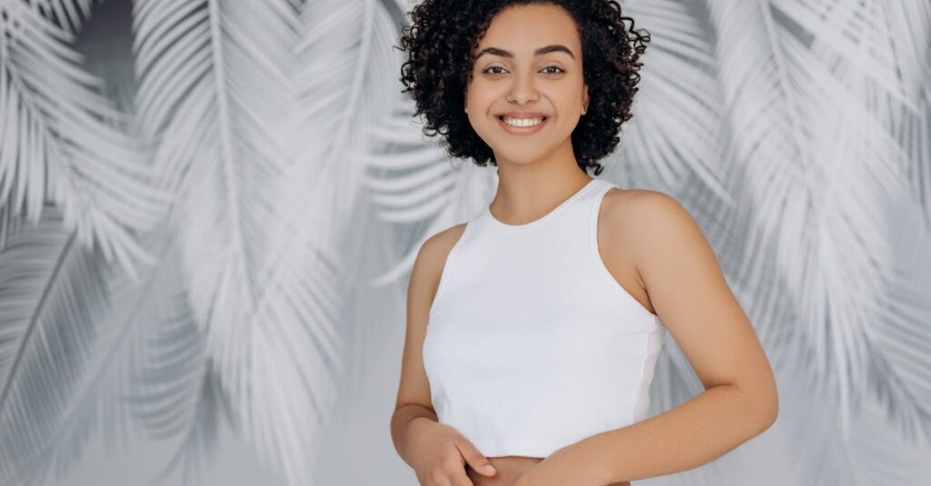 ニキビの悩みから解放されて明るい笑顔を見せる女性のイメージ。小さな習慣の積み重ねが未来を変えることを象徴。