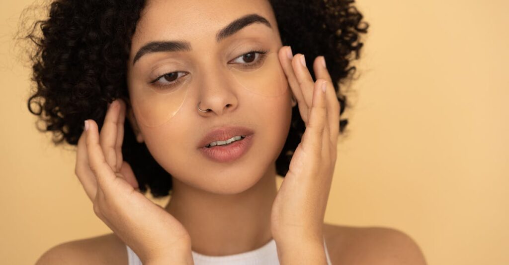 顔のたるみを目立たなくする若見えヘアスタイルの例