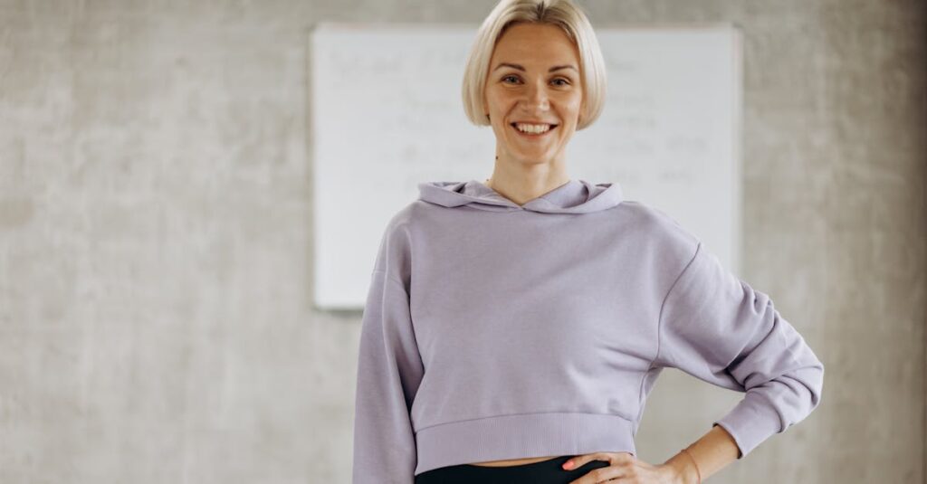 姿勢を整え笑顔で過ごすことによるたるみ改善効果を示す女性のイラスト